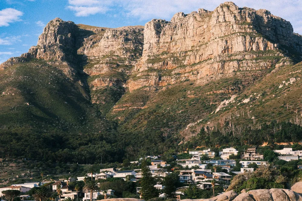 Vue sur les montagnes et les quartiers résidentiels près du Cap