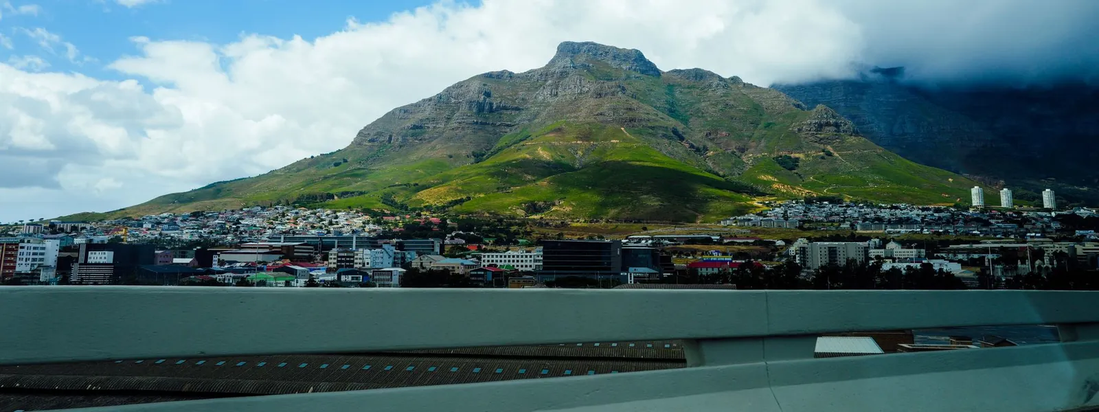 Table Mountain se dressant au-dessus du Cap sous un ciel bleu