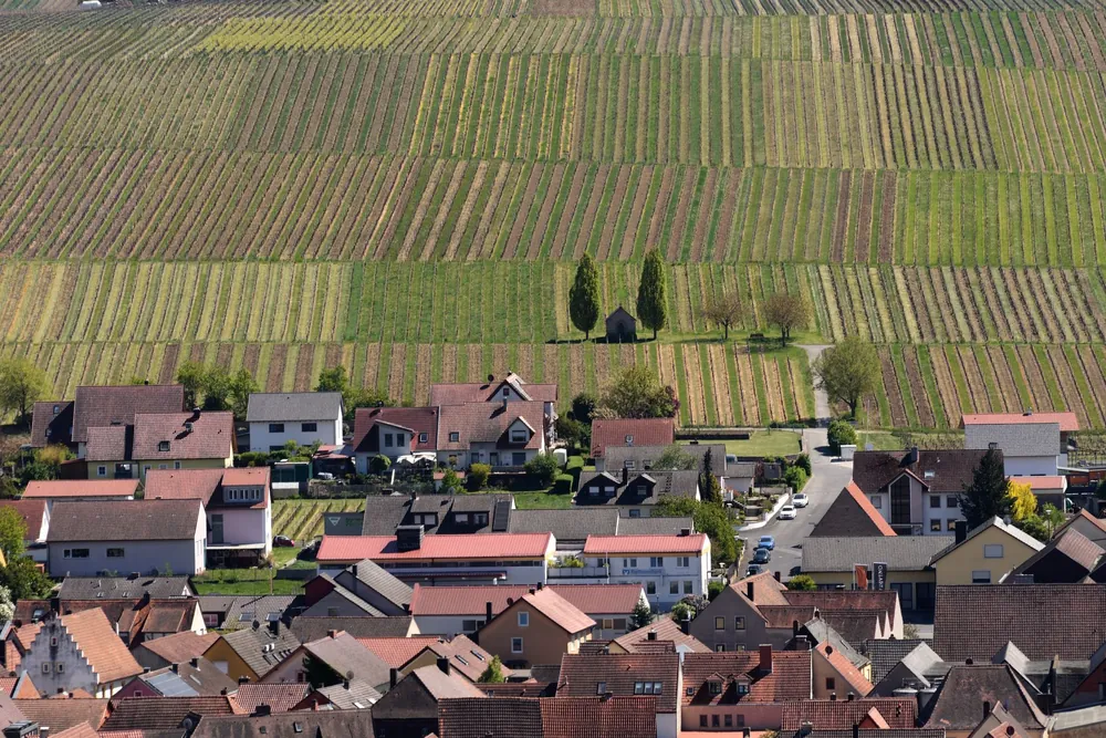 Vignobles entourant un village bavarois typique en Allemagne