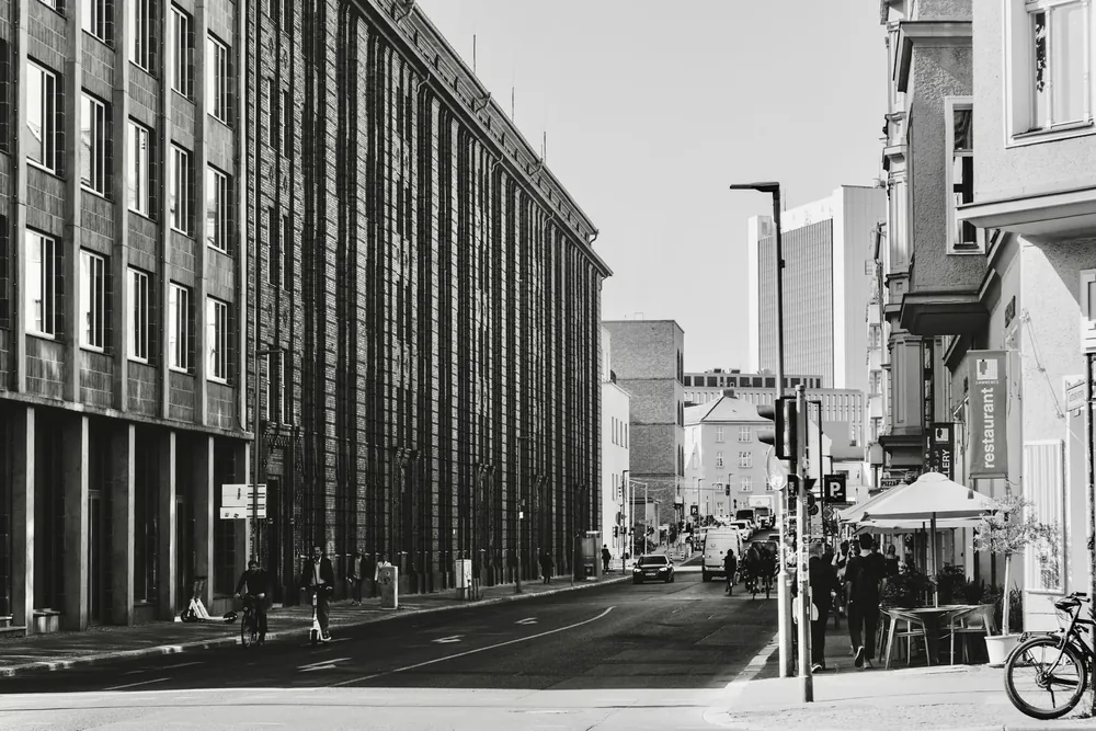 Rue animée de Berlin en noir et blanc illustrant la vie urbaine