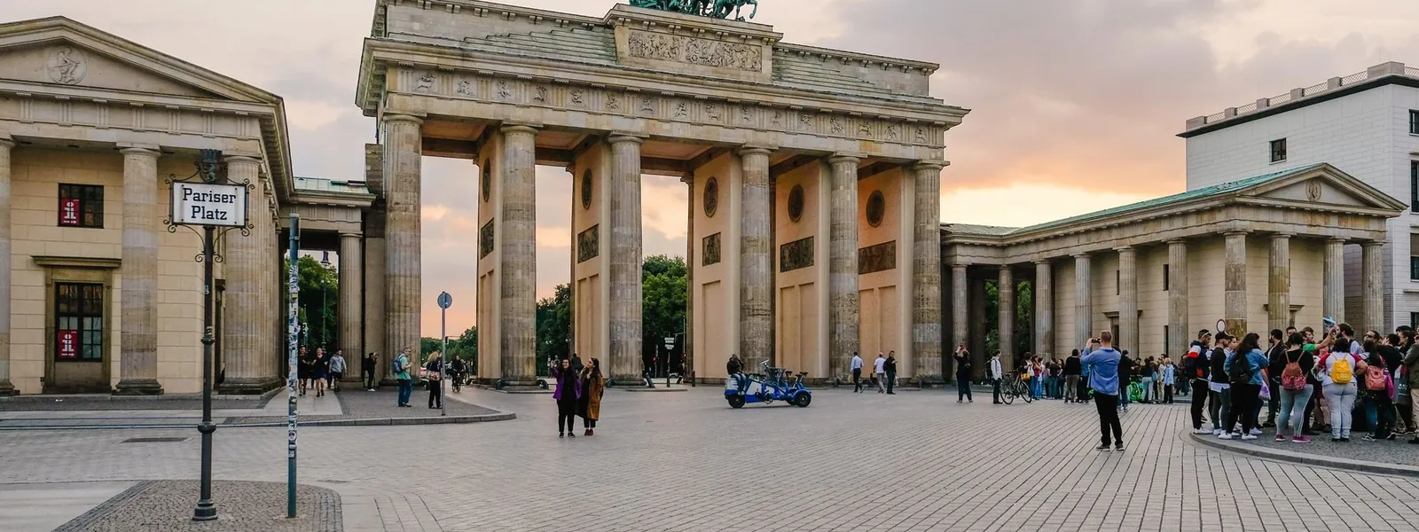 Porte de Brandebourg à Berlin avec des visiteurs rassemblés au coucher du soleil