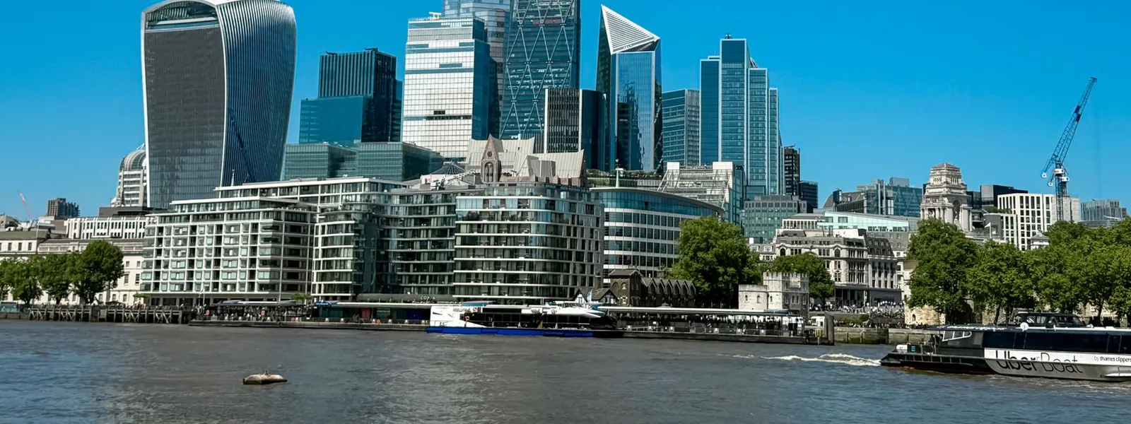 Gratte-ciels de Londres se dressant le long de la Tamise