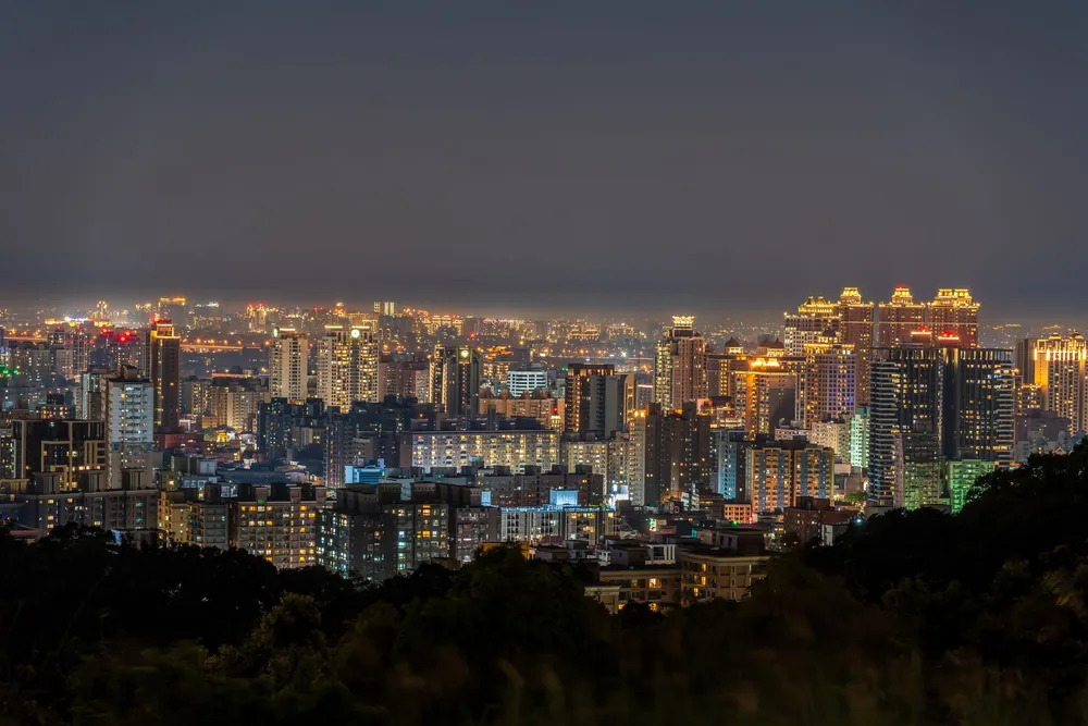 Skyline nocturne de Taipei illuminé par les lumières de la ville