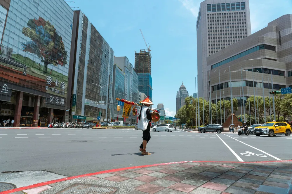 Rue animée d'une ville asiatique avec passants et gratte-ciels en arrière-plan