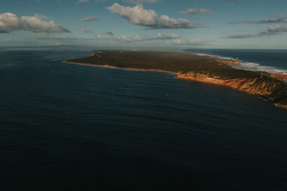 Littoral escarpé de la côte australienne baigné de lumière