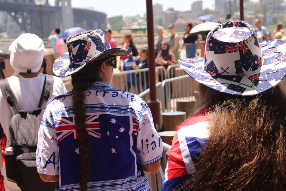 Des personnes en tenue traditionnelle célèbrent au bord du port de Sydney