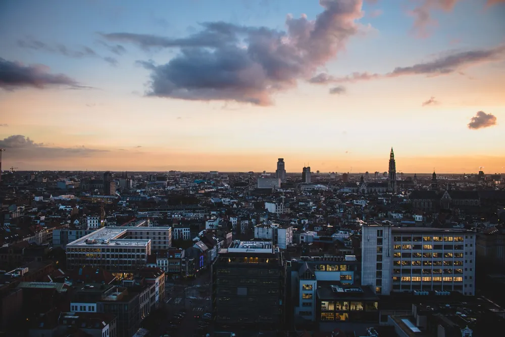 Vue aérienne d'Anvers au crépuscule avec un ciel aux couleurs vives