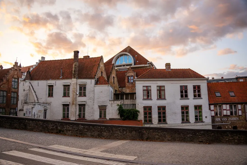 Maisons traditionnelles de Bruges éclairées par la lumière du coucher de soleil