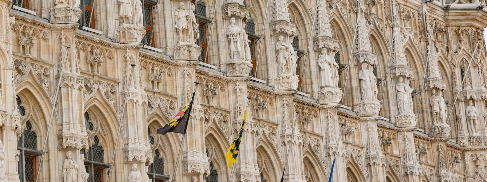 Façade ornementée de l'hôtel de ville historique de Louvain en Belgique