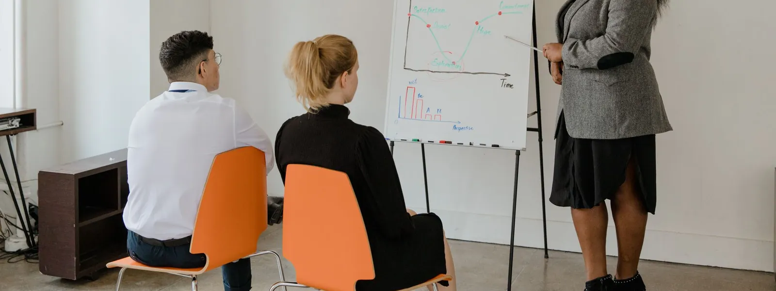 Collègues assistant à une présentation dans un bureau moderne