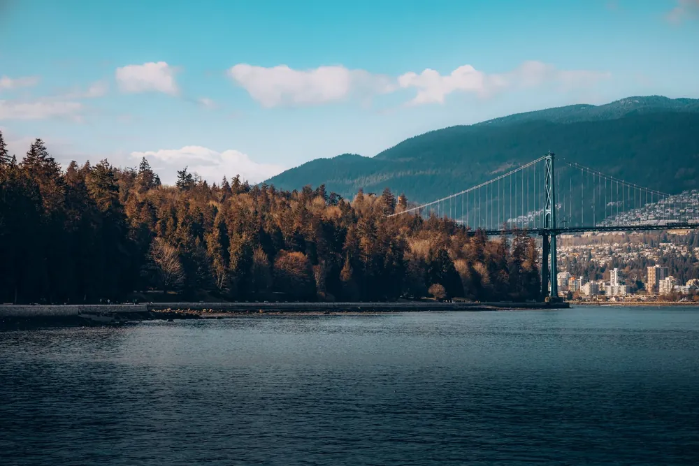 Pont Lions Gate à Vancouver entouré de montagnes et de forêts