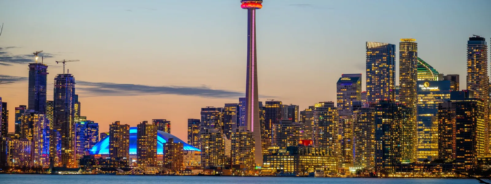 Tour CN et gratte-ciels de Toronto illuminés au coucher du soleil