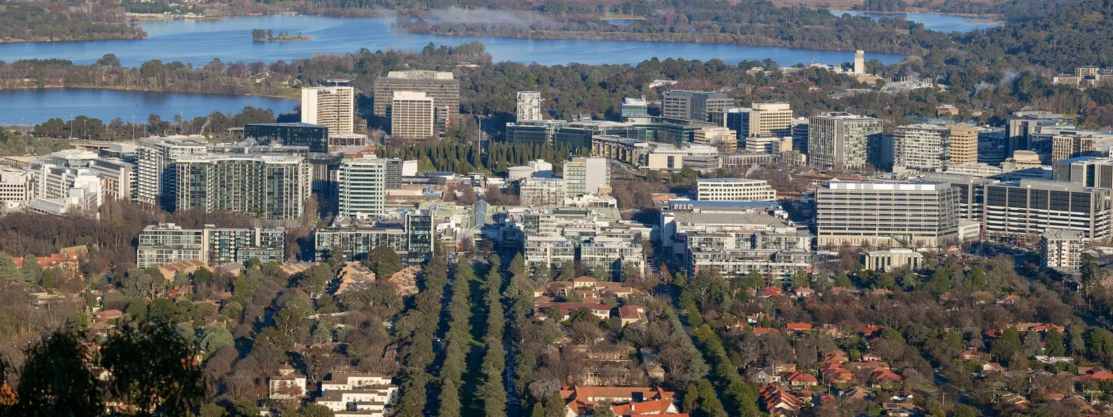 Vue aérienne de Canberra mêlant quartiers urbains et espaces verts pour un stage