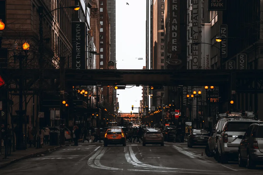 Rue du centre-ville de Chicago animée à la tombée de la nuit