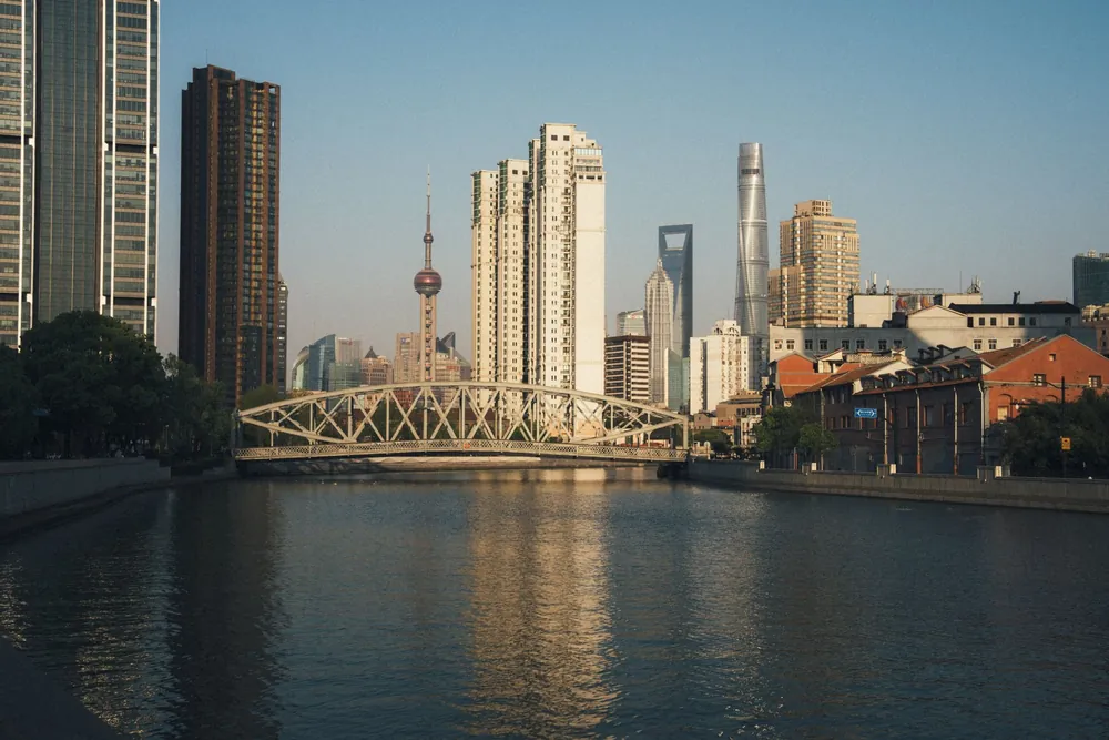 Skyline de Shanghai au coucher du soleil près du pont Waibaidu