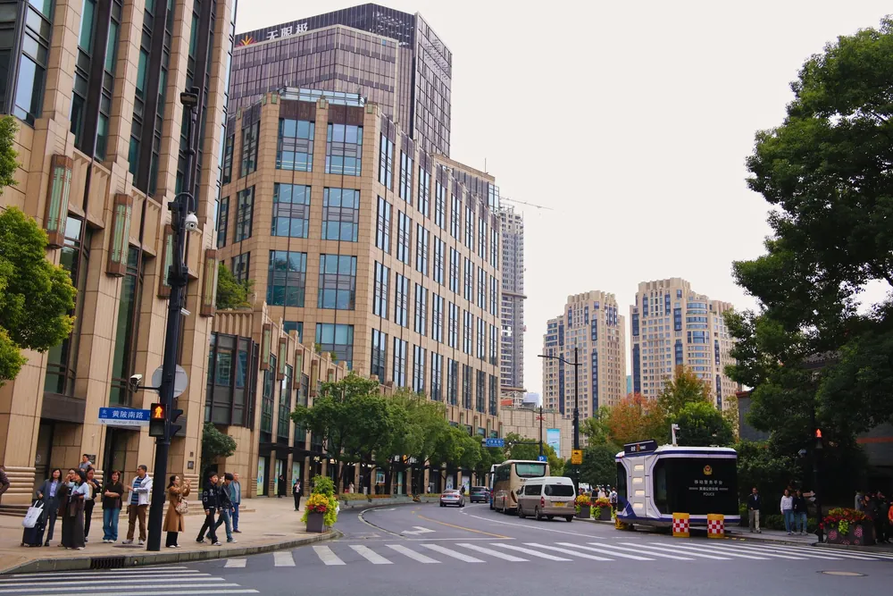 Rues et immeubles modernes du quartier urbain de Shanghai