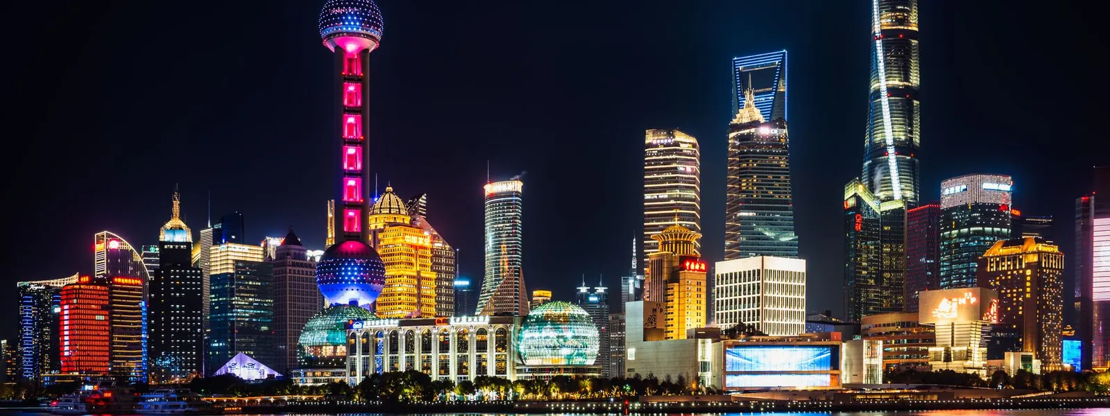 Skyline nocturne de Shanghai illuminé avec la tour de la Perle orientale