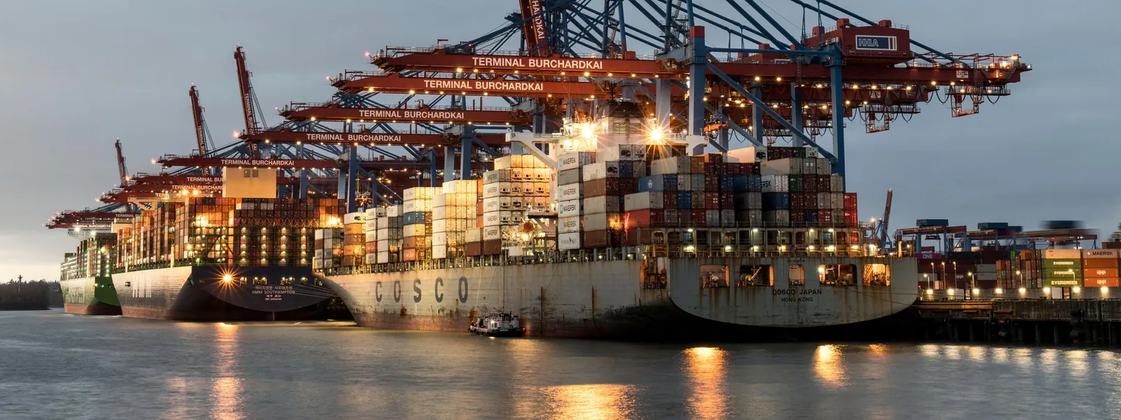 Porte-conteneurs amarrés dans un port maritime au crépuscule