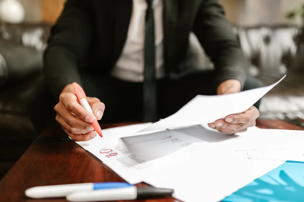Homme d'affaires examinant des documents administratifs à son bureau