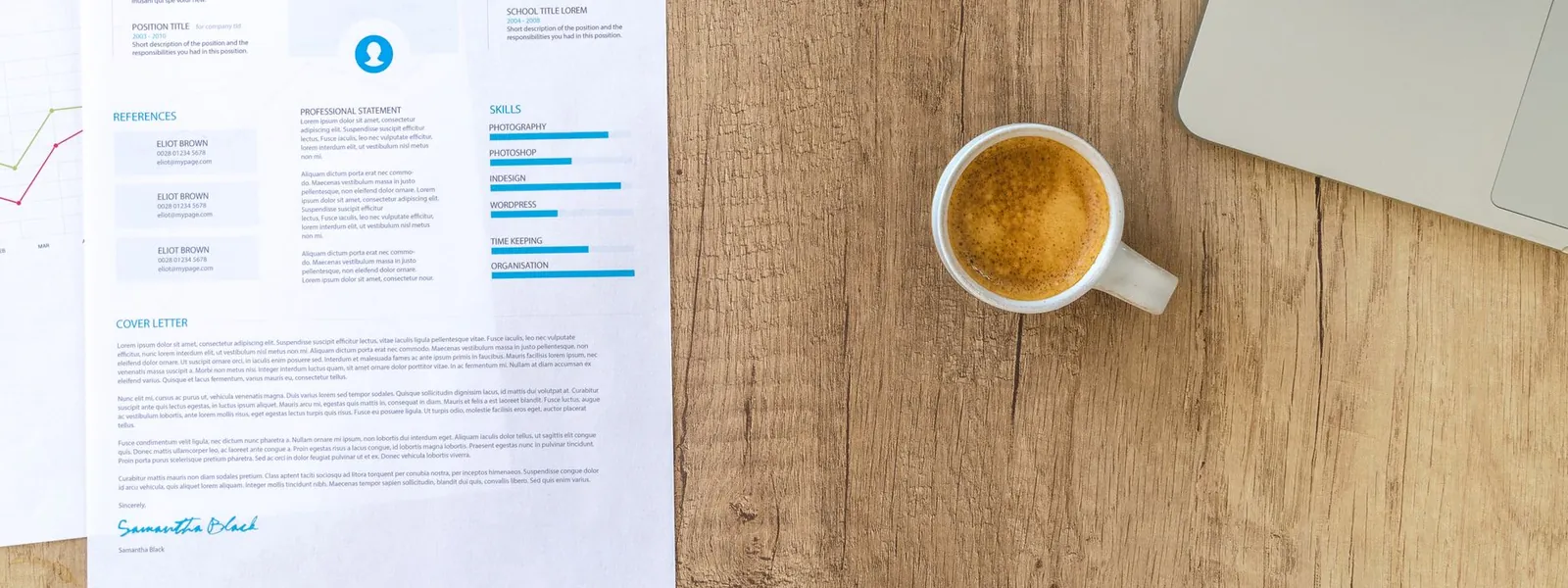 CV, tasse de café et ordinateur portable disposés sur un bureau en bois