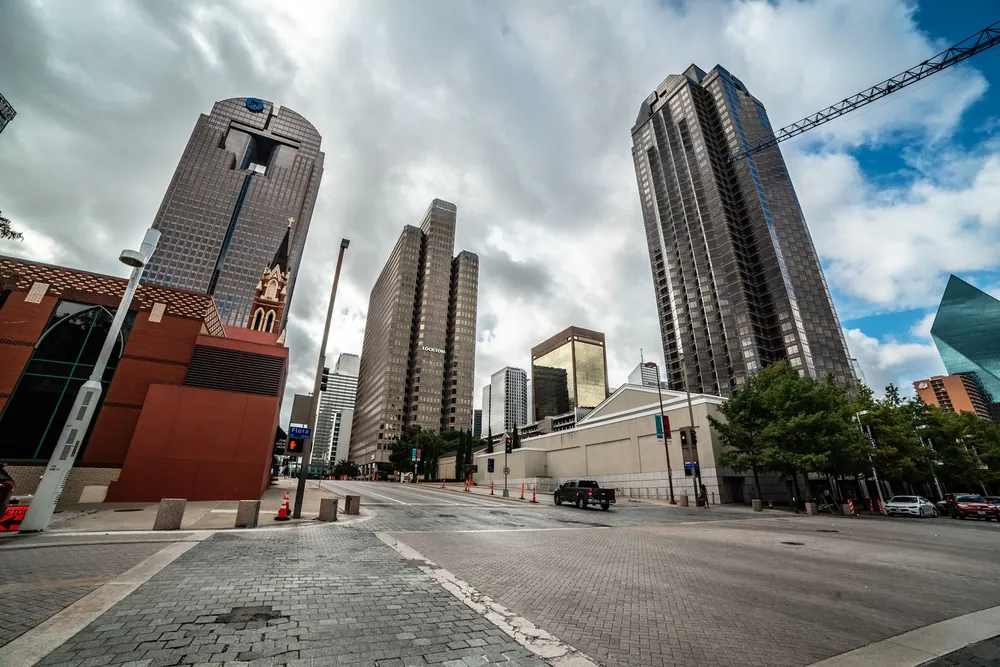 Gratte-ciels du centre-ville de Dallas sous un ciel spectaculaire