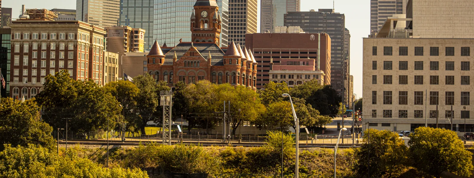 Skyline de Dallas avec le Old Red Museum au premier plan
