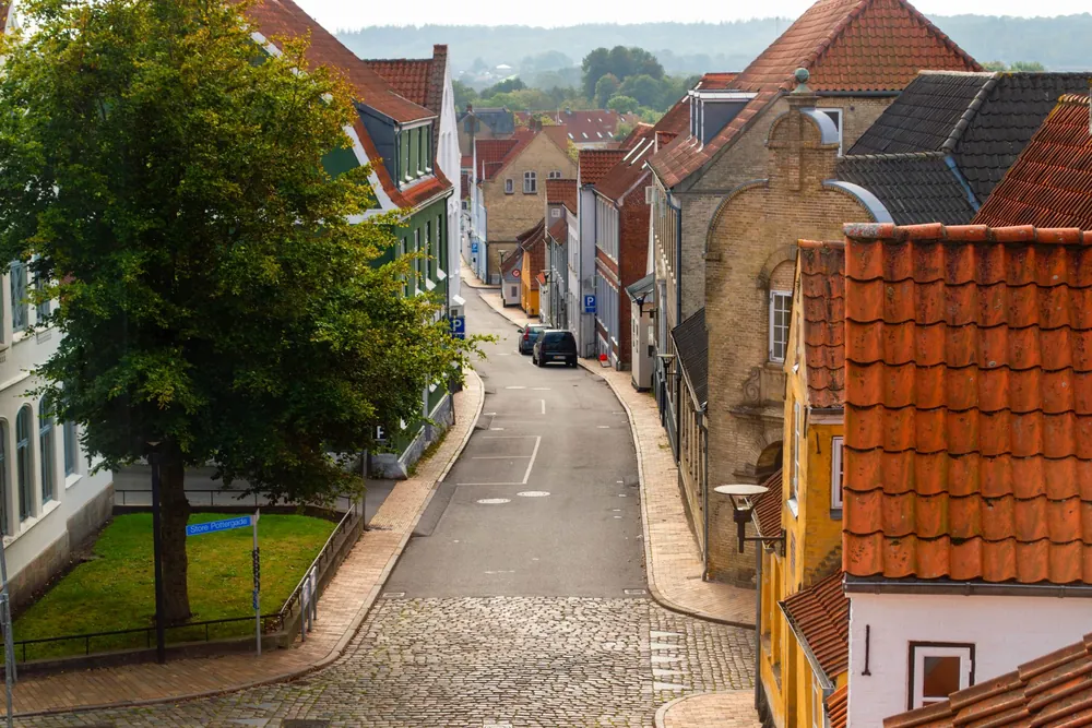 Rue pavée bordée de bâtiments historiques dans la ville d'Aabenraa