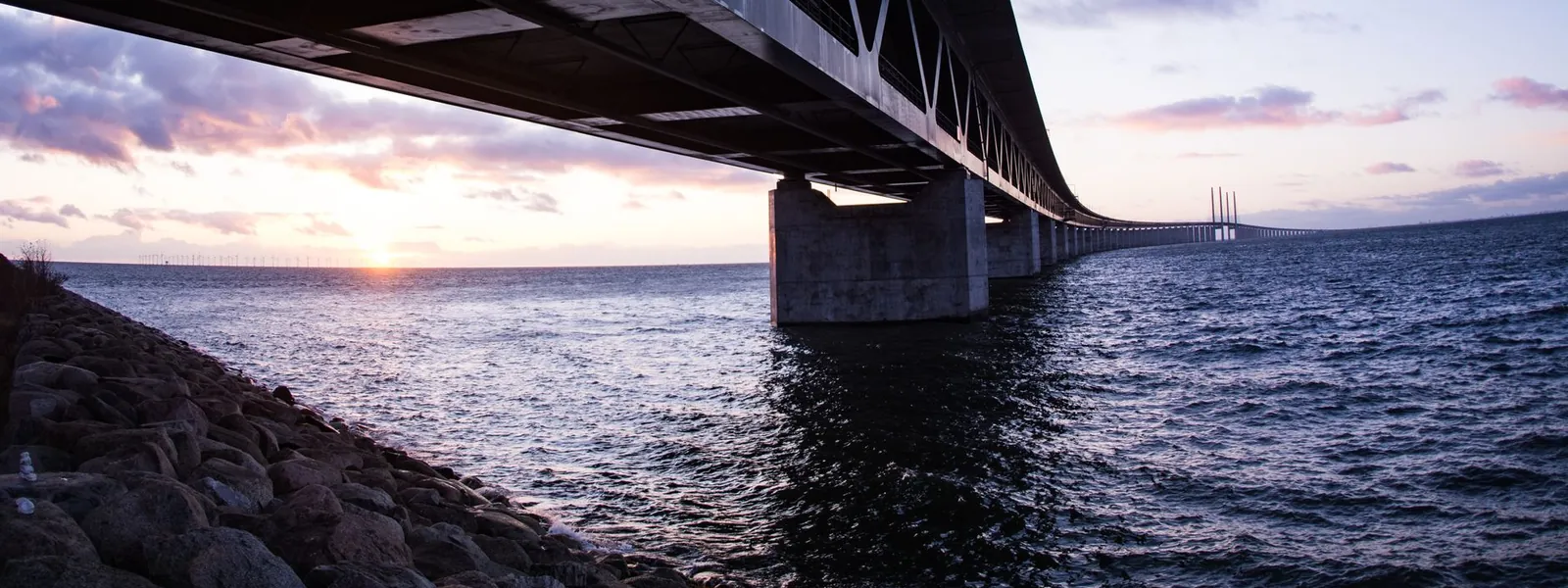 Pont de l'Öresund photographié au coucher du soleil au-dessus de l'eau