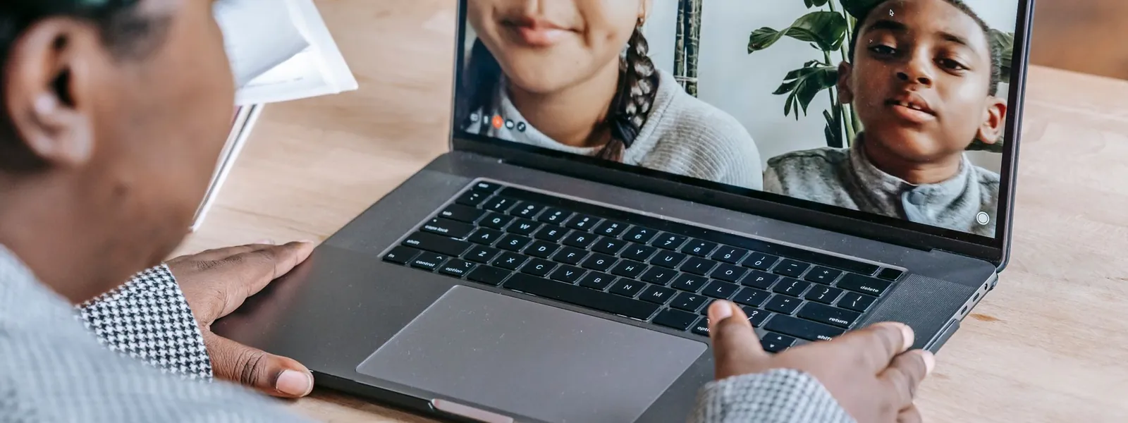 Étudiant suivant un cours en ligne sur son ordinateur portable
