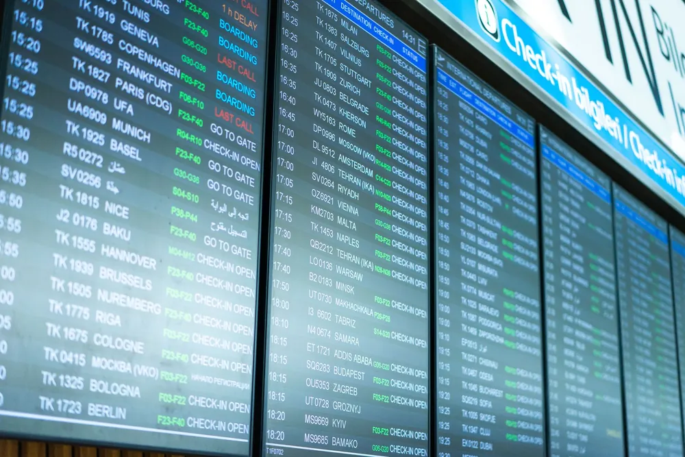 Écrans d'affichage des vols dans un terminal d'aéroport