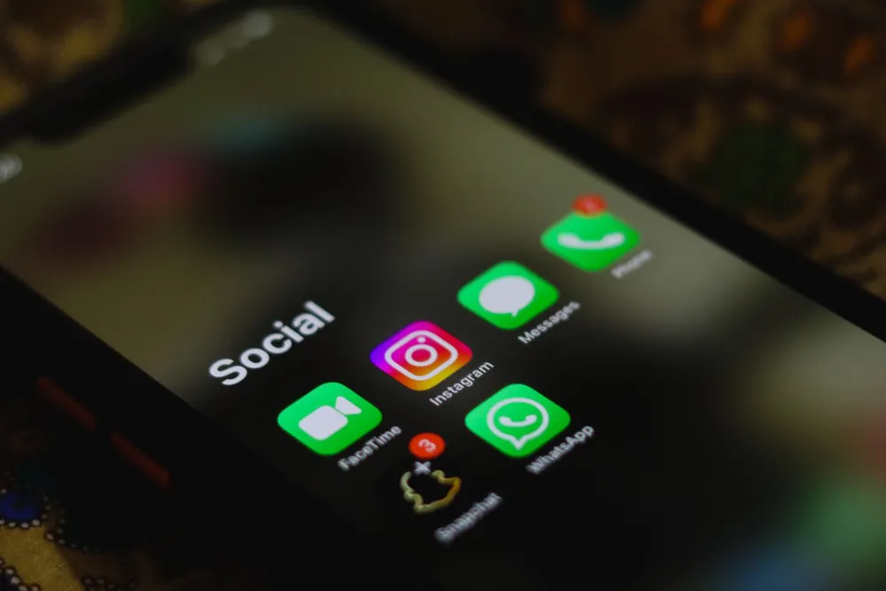 Un smartphone affiche plusieurs icônes d'applications de réseaux sociaux à l'écran