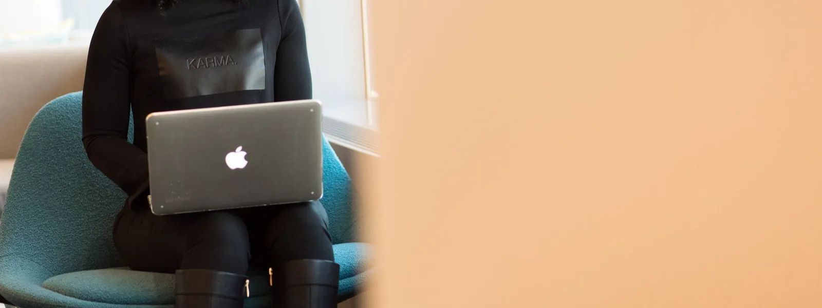 Une jeune femme travaille sur un ordinateur portable dans un bureau moderne