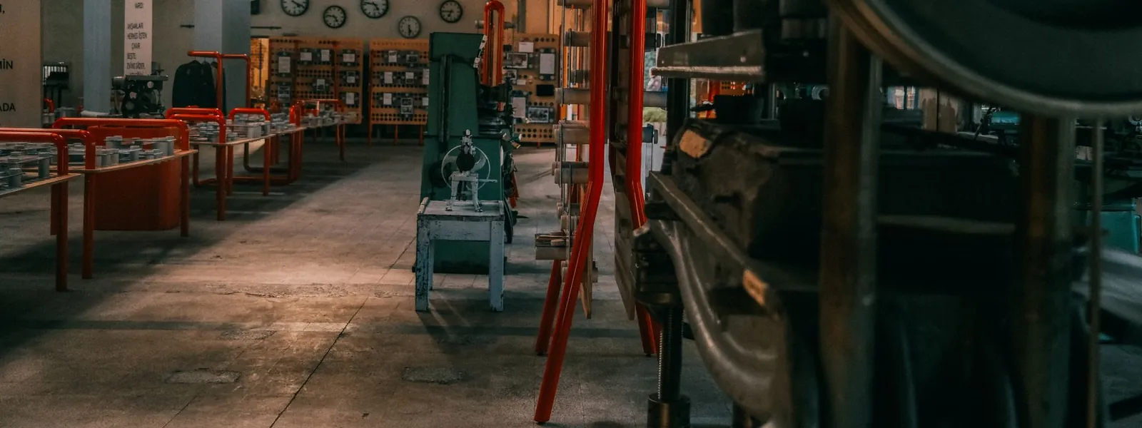 Un atelier industriel rempli de machines et d'outils illustre le métier d'ingénieur