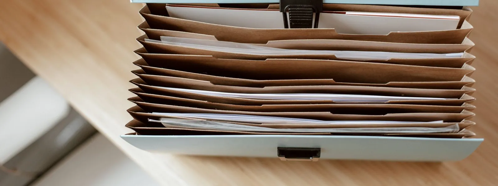 Une mallette de documents posée sur une table en bois pour préparer un stage