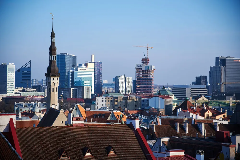 Panorama de Tallinn mêlant toits rouges anciens et tours modernes