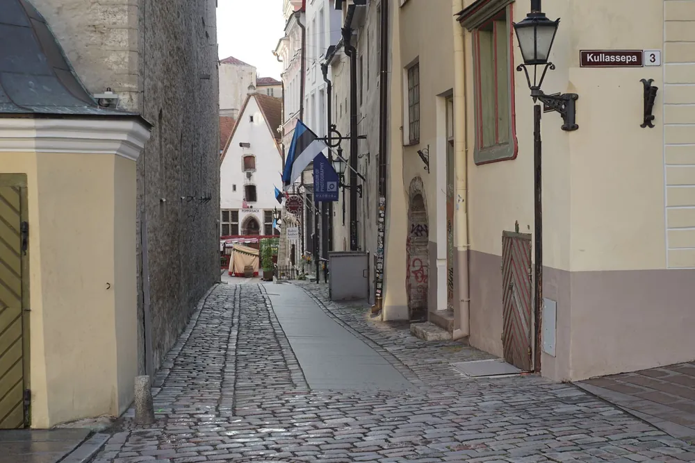Ruelle pavée du centre historique de Tallinn en Estonie