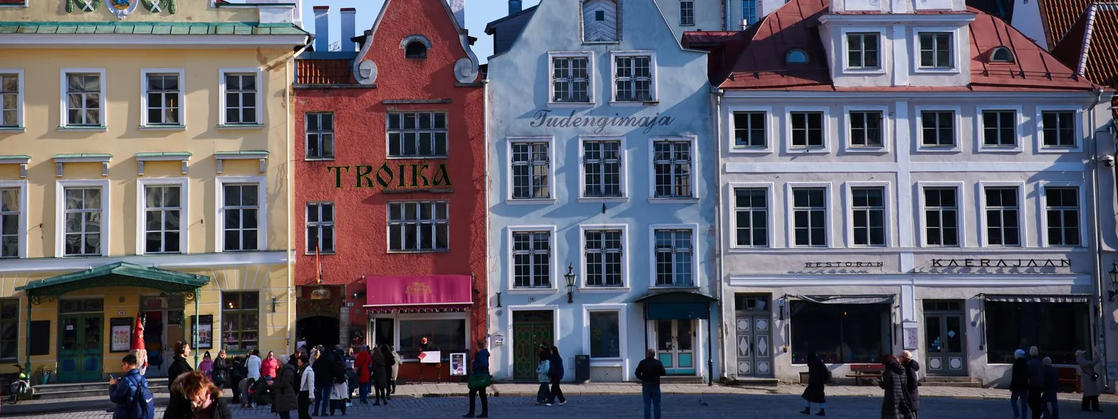 Place colorée de la vieille ville de Tallinn en Estonie
