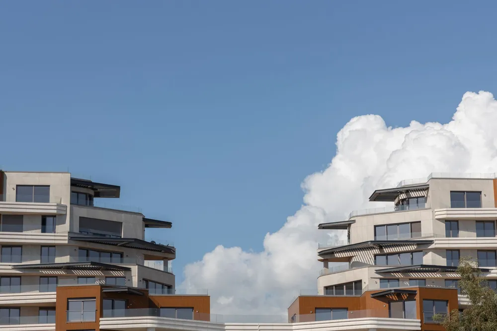 Immeuble moderne se dressant sous un ciel bleu dégagé