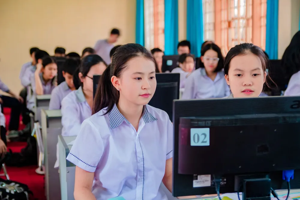Groupe d'étudiants concentrés dans une salle informatique