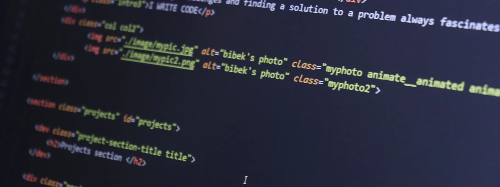 Lignes de code coloré affichées sur un écran d'ordinateur