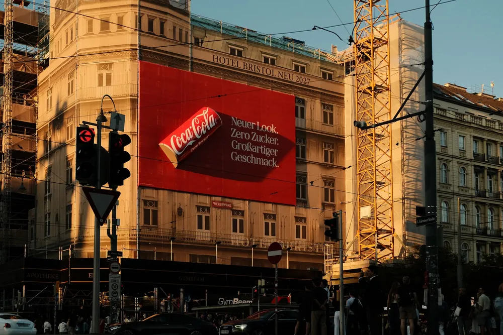 Publicité géante sur la façade d'un bâtiment illustrant une campagne marketing