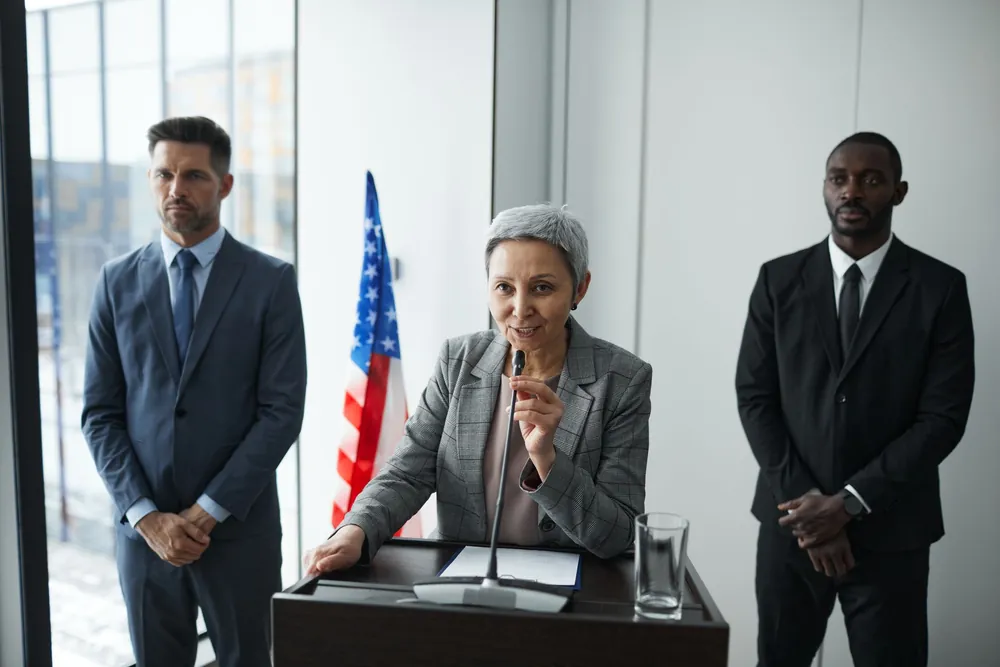 Femme politique prononçant un discours devant un drapeau américain