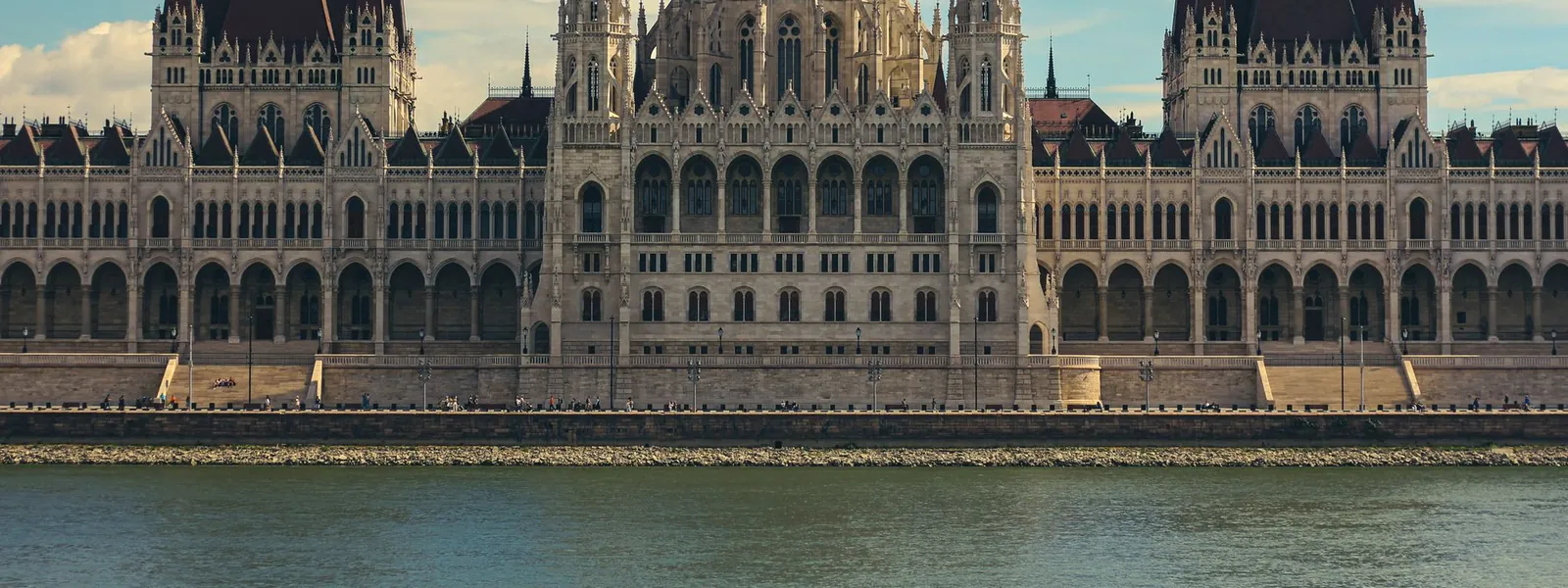 Bâtiment du parlement hongrois bordant le fleuve à Budapest