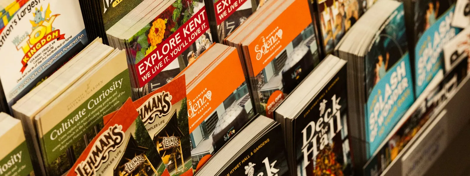 Brochures touristiques colorées exposées dans une librairie