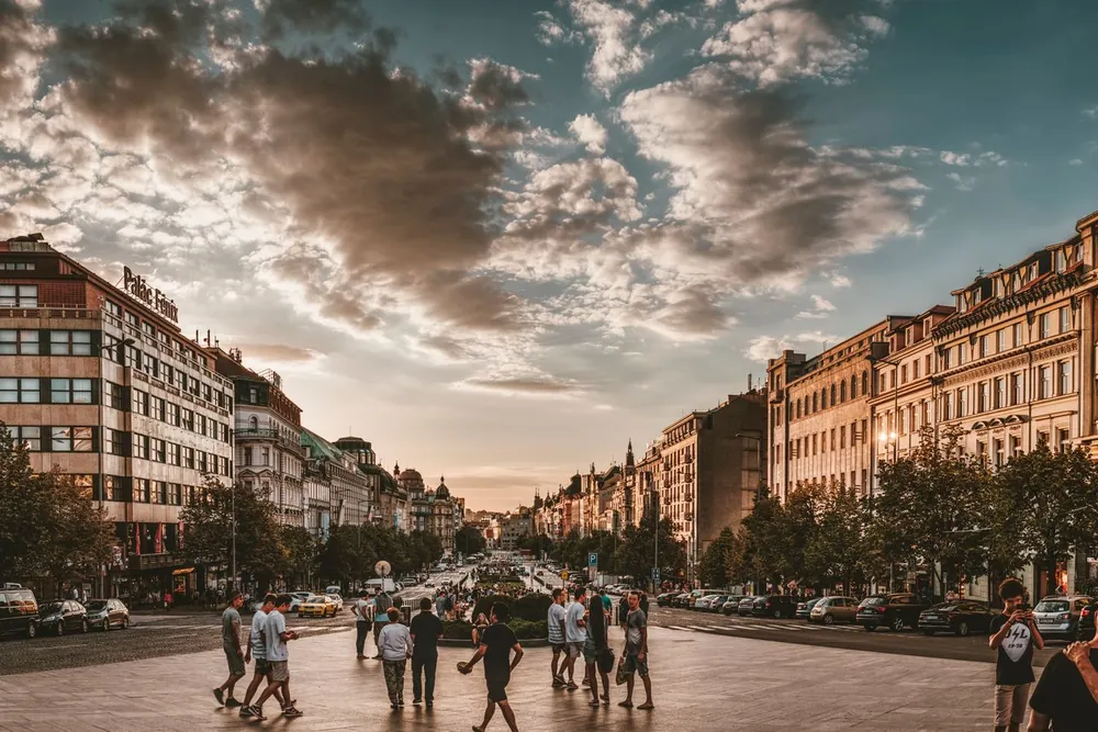 Place animée d'une ville européenne au coucher du soleil avec architecture historique