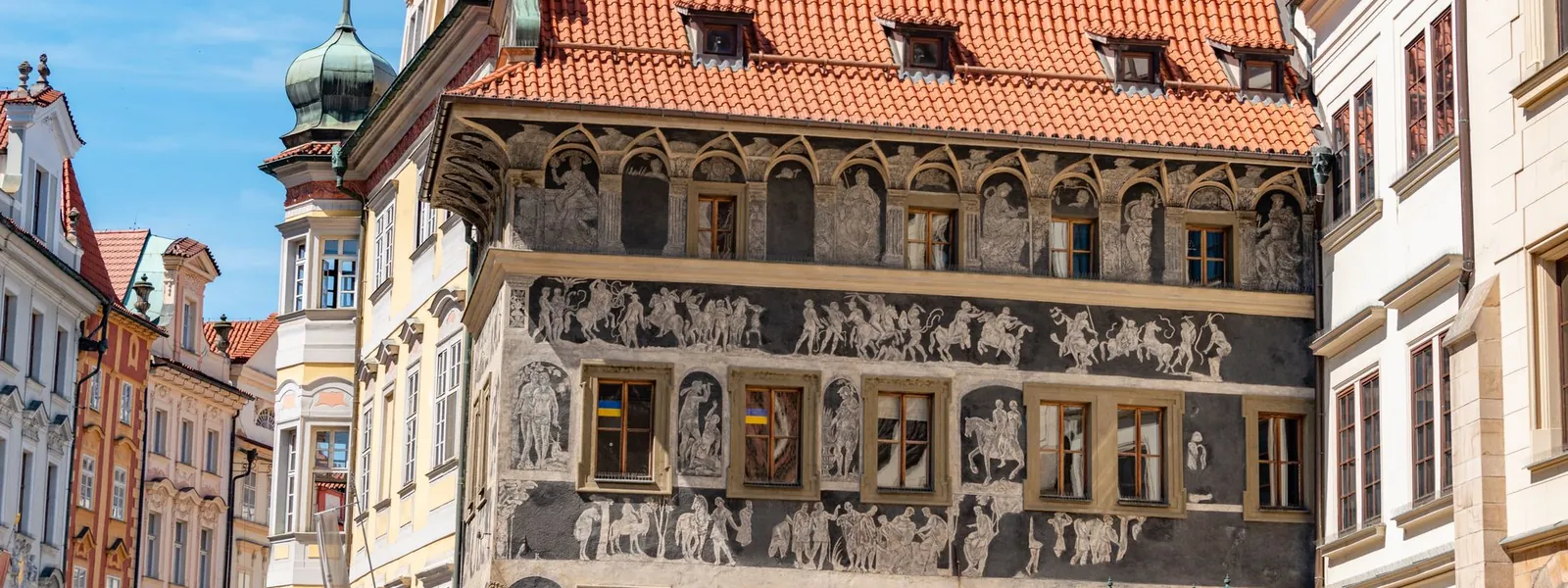 Façade Renaissance ornée de fresques dans une vieille ville européenne