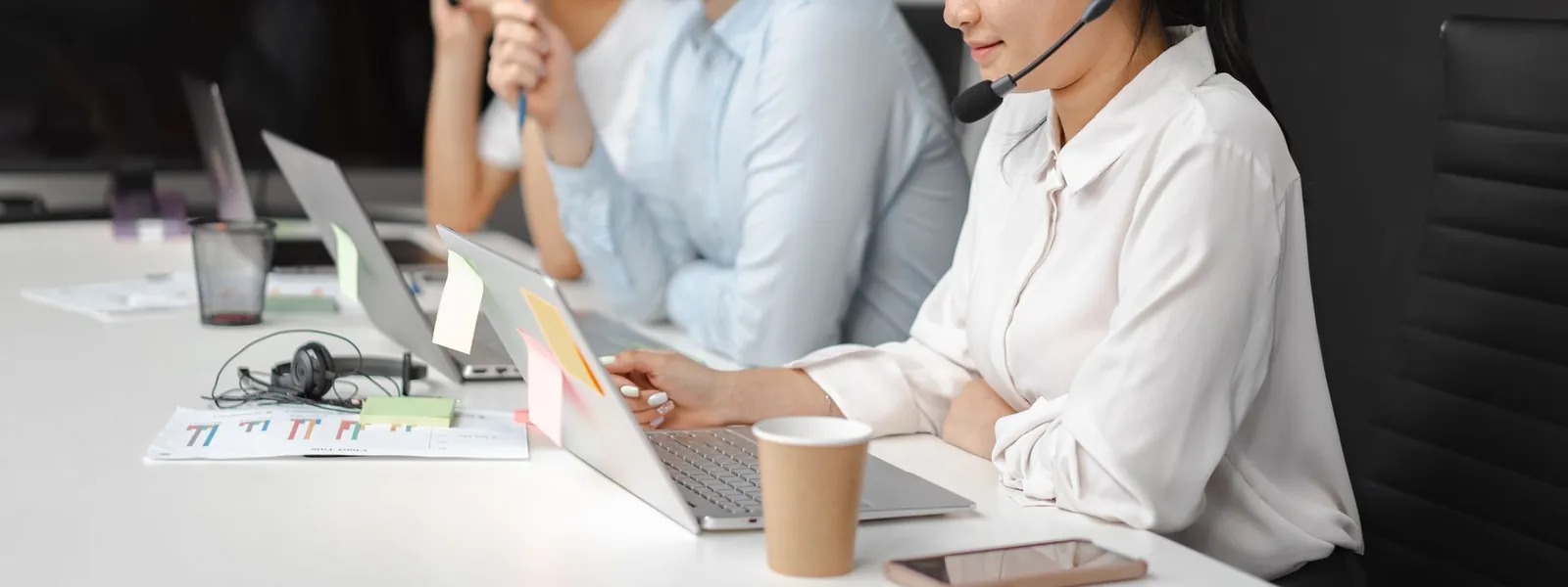 Équipe de conseillers avec casques répondant aux questions des stagiaires