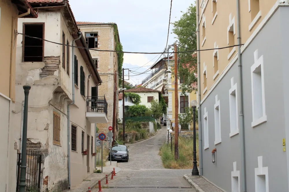 Les ruelles étroites et l'architecture historique de la ville grecque de Kavala