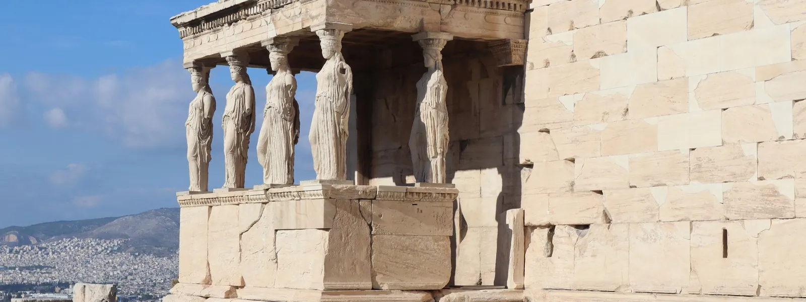 Le porche des Cariatides orne l'Acropole d'Athènes en Grèce