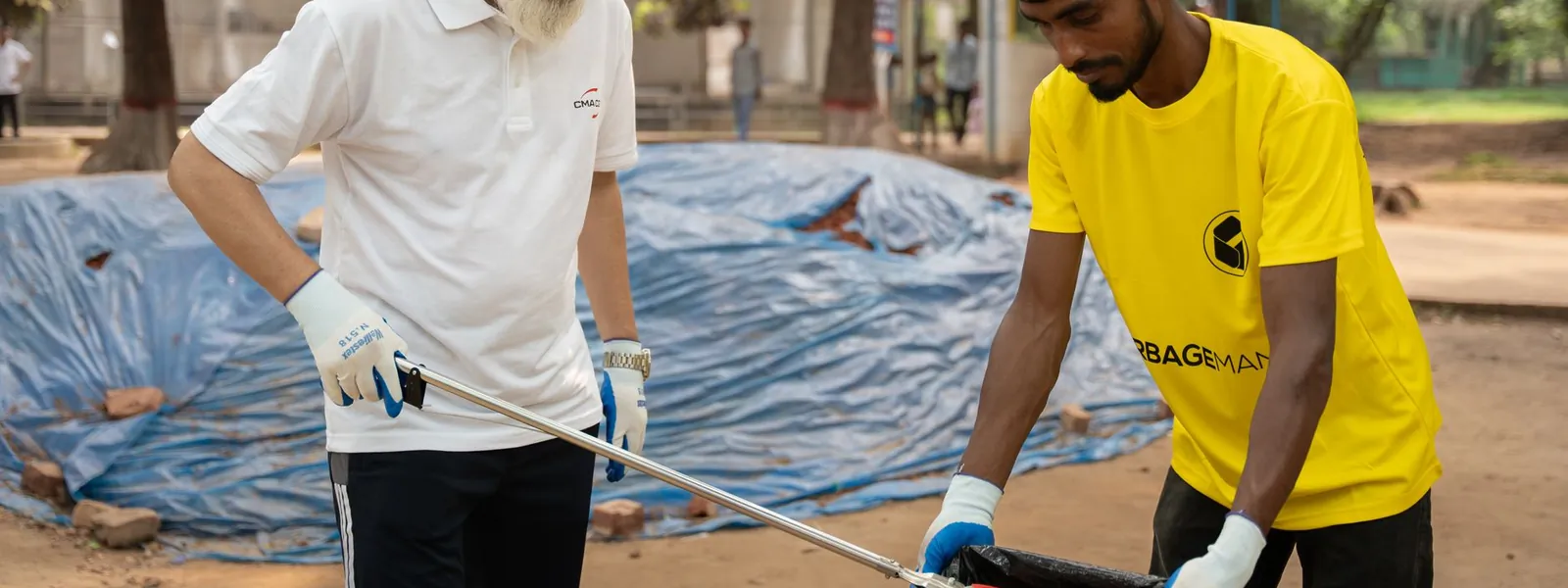 Bénévoles ramassant des déchets dans un parc lors d'une opération collective
